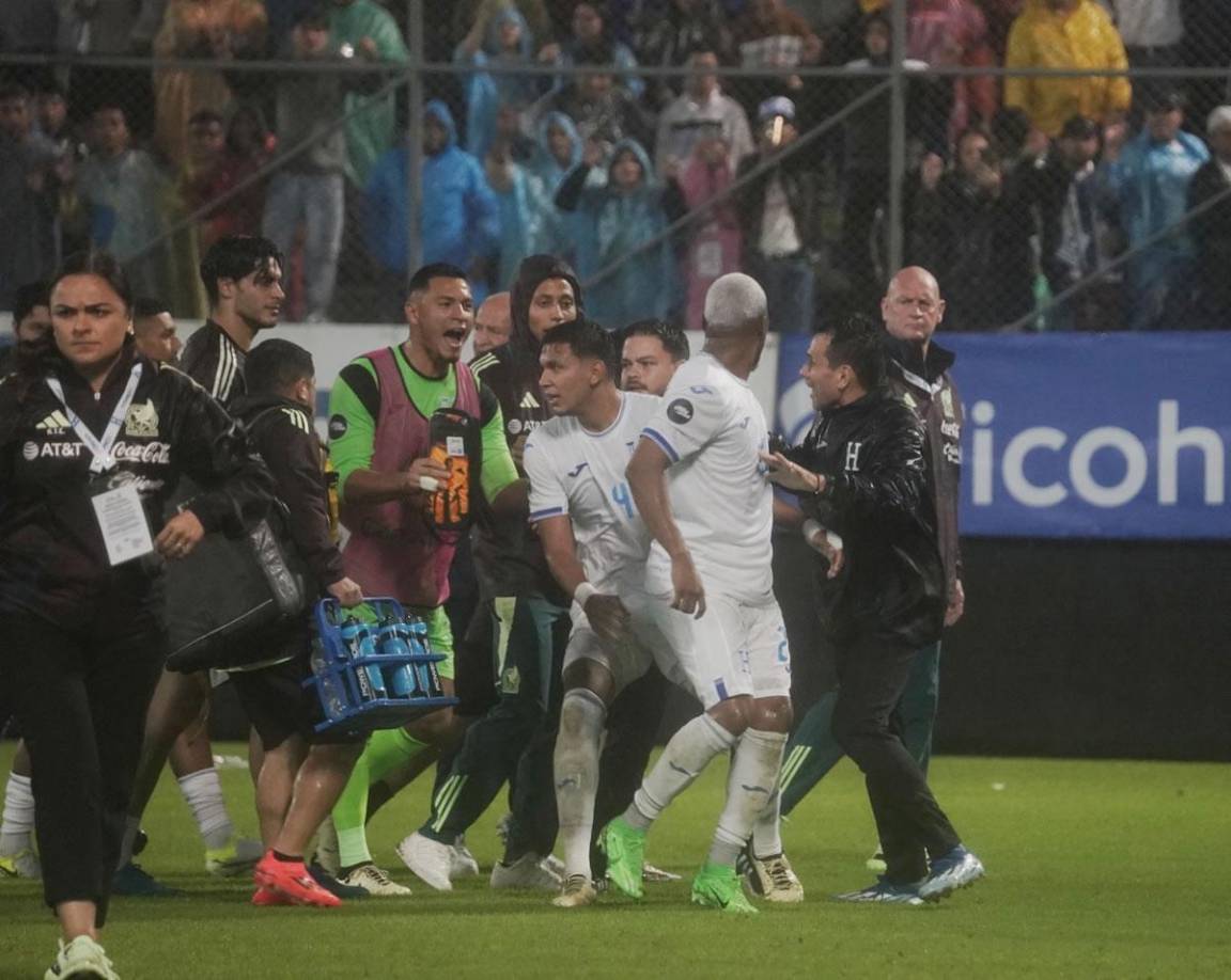 Luis Vega trató de calmar a Deiby Flores, quien se calentó mucho con los mexicanos. Marlon Licona también llegó para tranquilizar las cosas.