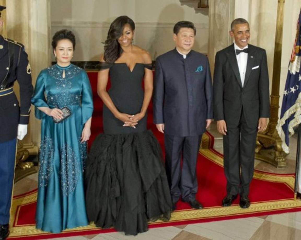 Ese mismo año, Michelle lució Vera Wang, la firma favorita de las futuras novias estadounidenses. Fue en la cena en honor a China, país de origen de la diseñadora. El corte voluminoso de la falda se llevaba parte de la atención, que acaparó sobre todo el favorecedor peinado a un lado y su deslumbrante sonrisa.