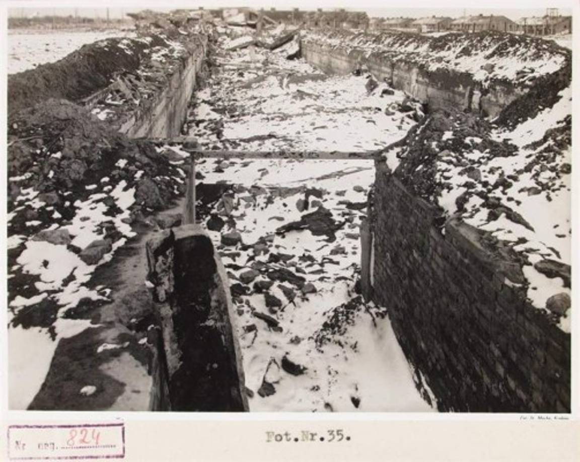 Auschwitz se empezó a construir en 1940 y ahí fueron asesinadas alrededor de 1,1 millones de personas de los 1,3 millones de deportados en los cuatro años siguientes. Los deportados a este campo de exterminio fueron gaseados, esclavizados y asesinados en experimentos médicos.