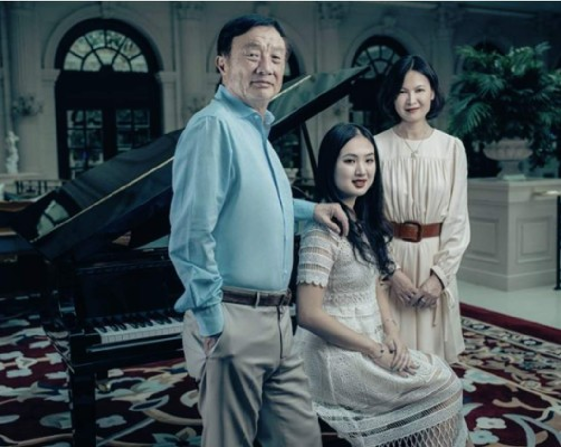 La joven, que recientemente fue portada de la revista Paris Match, convenció a sus padres de posar junto a ella en su lujosa mansión en Shenzen, China.<br/><br/>La mansión, descrita como un 'palacio' de siete hectáreas de jardines, reproduce en uno de sus salones la recepción del lujoso Grand Hotel de París, donde también posó la heredera.<br/><br/>En las imágenes pueden verse algunos rincones de la propiedad -con estatuas de mármol, alfombras orientales o una sala de estar que reproduce a la exactitud la recepción del Grand Hotel de París- y descrita por la revista como un 'palacio' de dos kilómetros cuadrados y siete hectáreas de jardines.