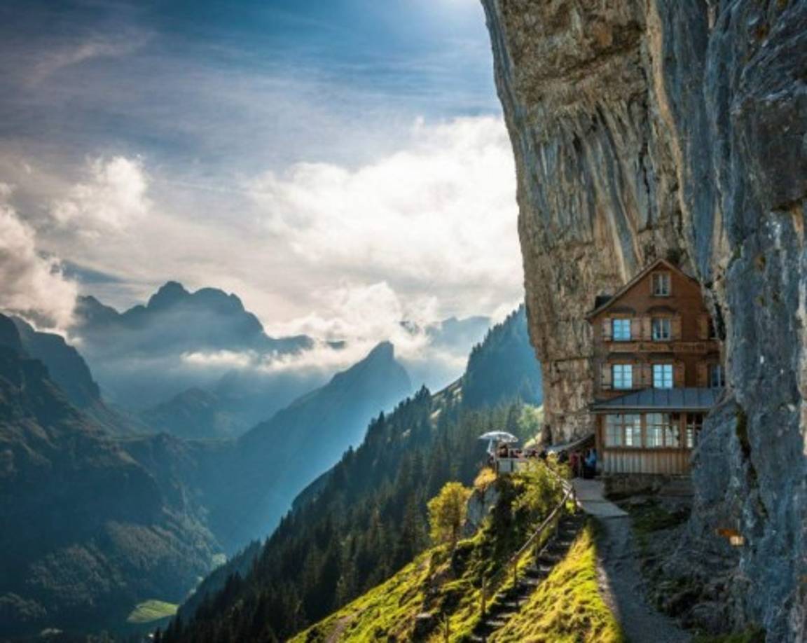 <br/><br/><br/>Aescher, Suiza: El hotel Aescher es tan alto en las montañas de Appenzellerland que tienes que caminar o coger un teleférico para llegar allí. Las instalaciones son intencionalmente básicas pero la comida es abundante y los senderos cercanos llevan a aventuras excitantes.