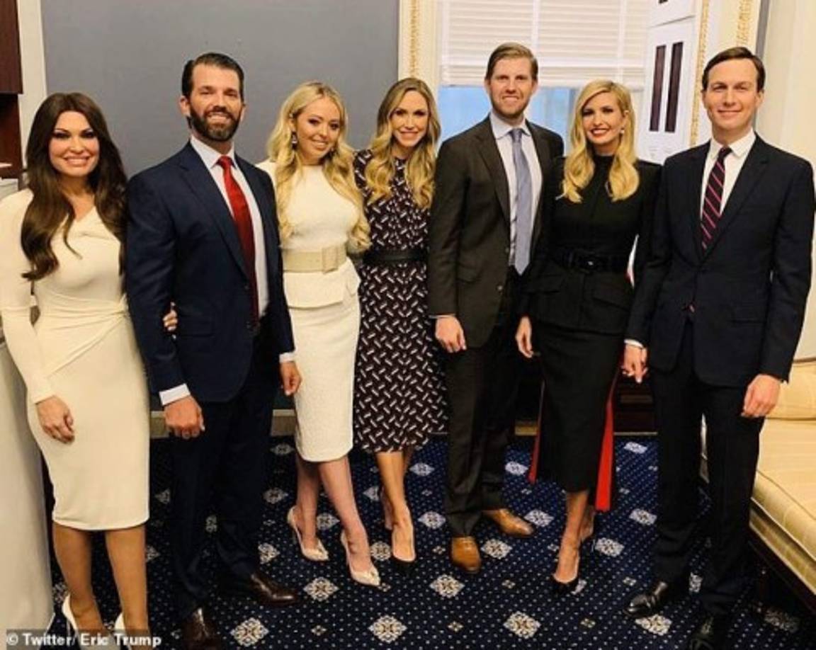 Eric Trump también subió una imagen en su cuenta de Twitter, y reveló que Kimberly Guilfoyle y Tiffany Trump, se vistieron de blanco, a tono con las demócratas.