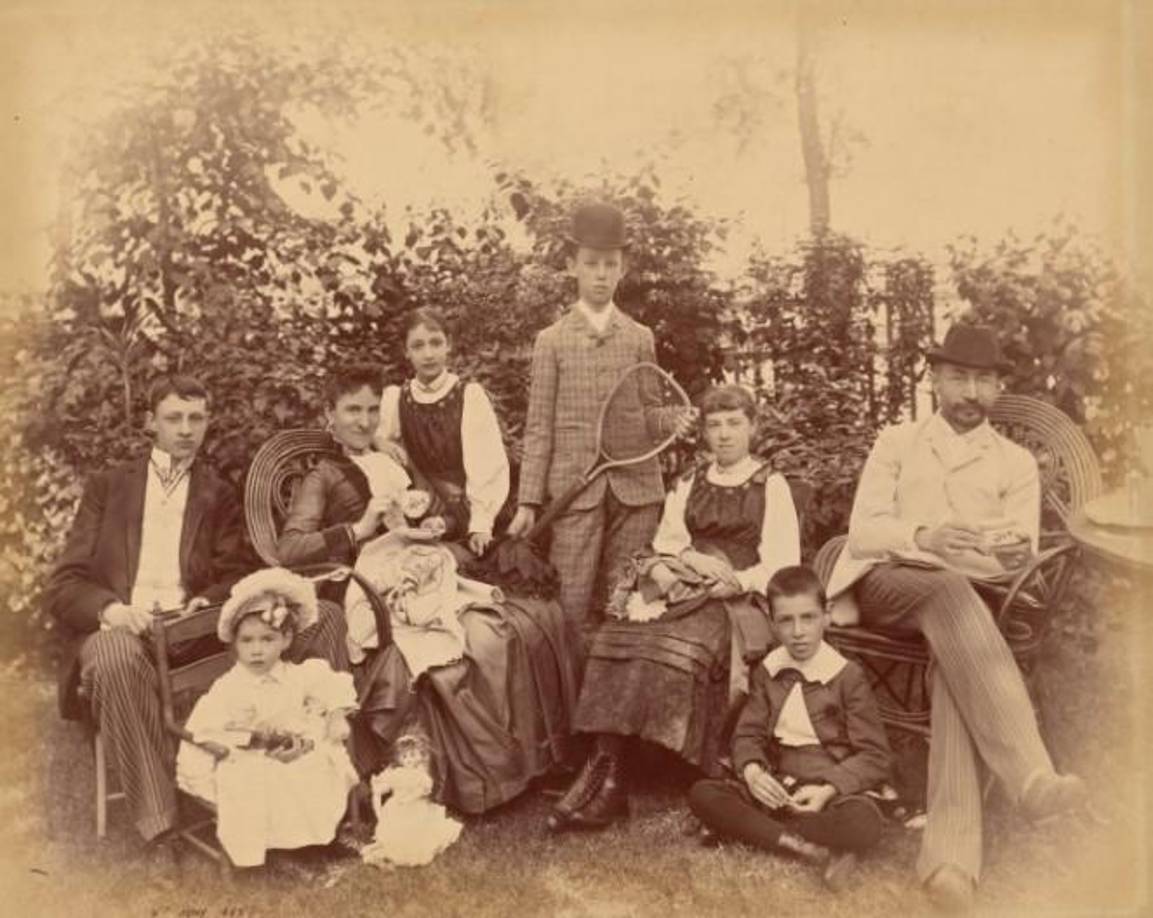 “Mi bisabuelo no la siguió y ella se preocupó mucho, por lo que el oficial del barco a cargo de bajar ese bote salvavidas se dirigió a él para decirle: ‘Bueno, Sr. Straus, usted es un anciano... y todos sabemos quién es... Por supuesto que puedes subir al bote salvavidas con tu esposa” continúa relatando. “Y, mi bisabuelo dijo: ‘No. Hasta que vea que todas las mujeres y niños a bordo de este barco están en un bote salvavidas”