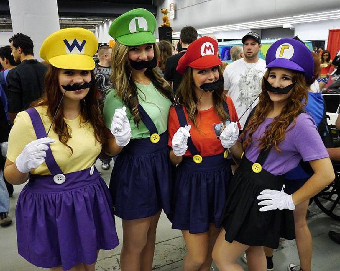 Mario Bros -En ninguna fiesta de disfraces puede faltar la persona que anda disfrazada de Mario Bros, el cual no solo es una opción para hombres. Hay varios colores con los que puede adaptarse al personaje. El sombrero con la inicial del personaje es fundamental. 