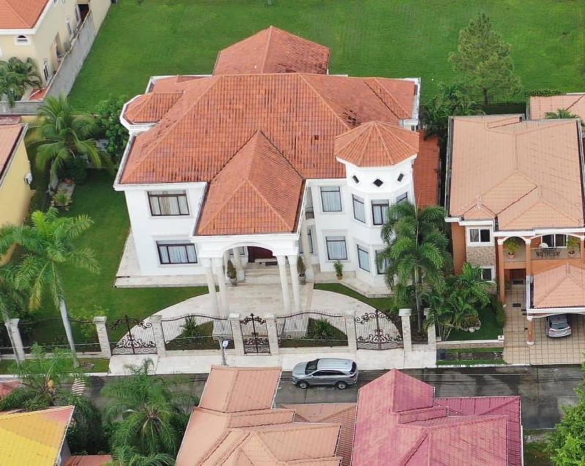 Un día después les fueron allanadas varias propiedades, incluida una lujosa vivienda en la residencial Bugambilia, noroeste de San Pedro Sula, dos autolotes y un taller de servicio rápido. 