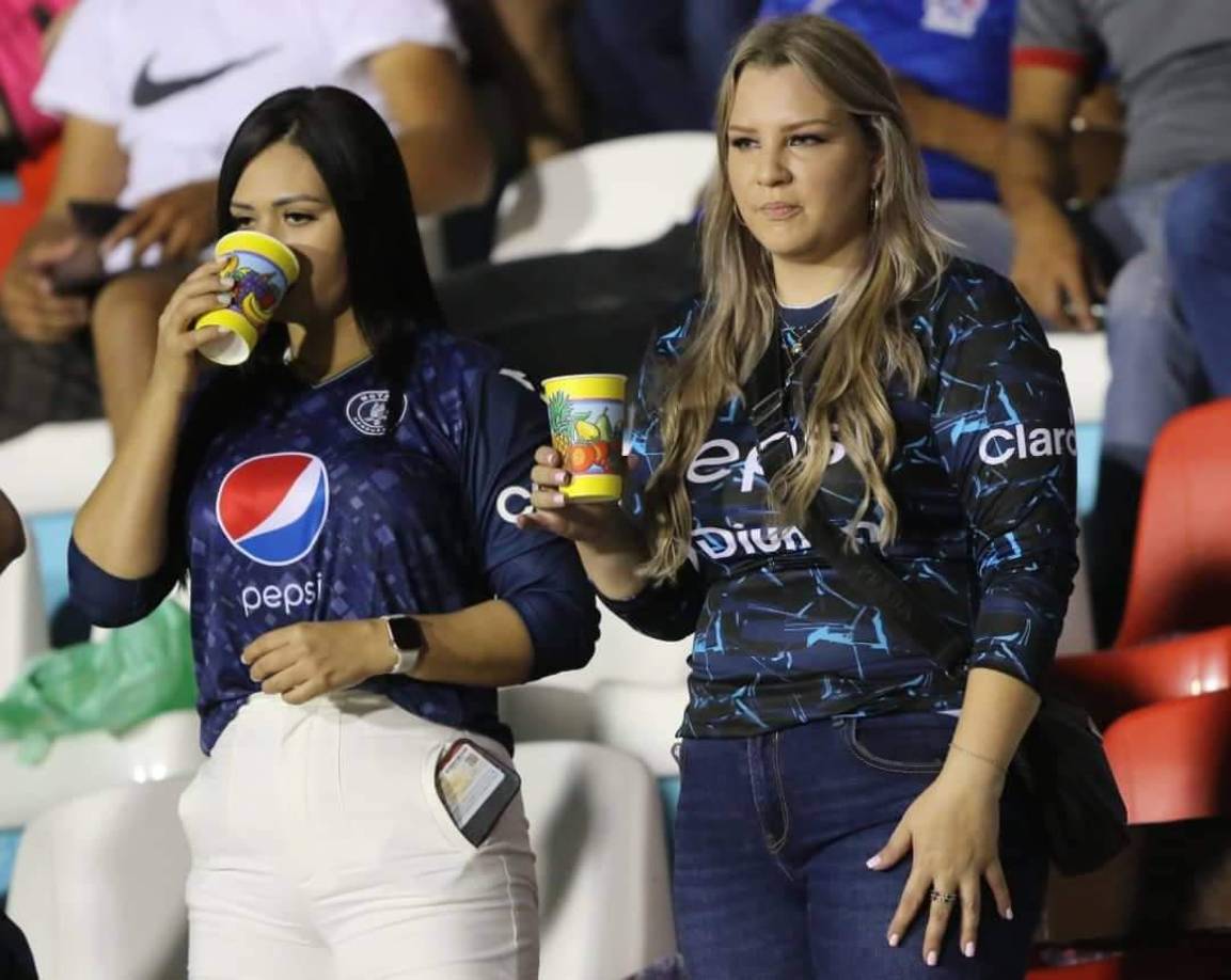 Bellas chicas y la Ultra Fiel: el ambientazo en la semifinal de vuelta Olimpia-Motagua en el Nacional