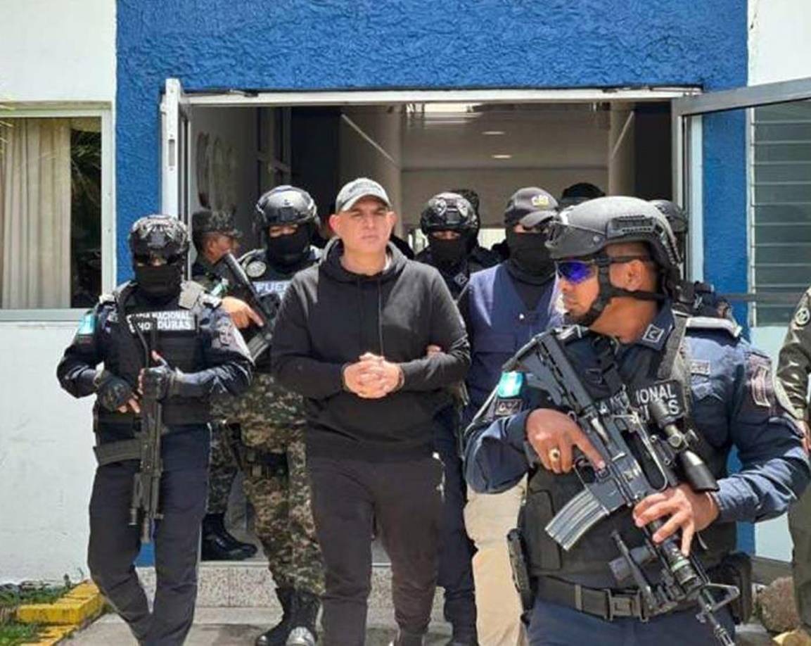 La pena de muerte para narcotraficantes que Donald Trump pretende aprobar en Estados Unidos, a juicio de algunos expertos, deja en incertidumbre a los capos hondureños que sean acusados por ese país y solicitados en extradición. (Foto de Mario José Cálix cuando fue extraditado el 4 de septiembre).