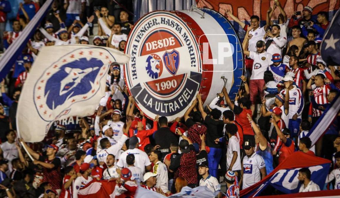 La Ultra Fiel puso el ambiente dentro del estadio Nacional Chelato Uclés con grandes tambores.