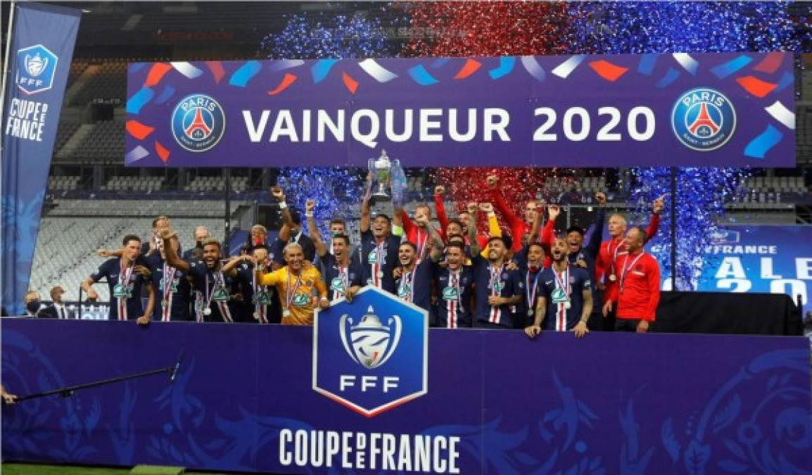 La celebración de los jugadores del PSG con el trofeo de campeones de la Copa de Francia.