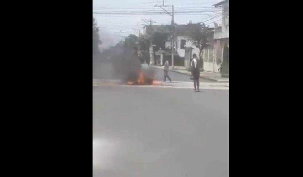 Una de las dramáticas imágenes que ha dejado esta crisis sanitaria es que varias personas han tomado la decisión de cremar en plena calle a los fallecidos.