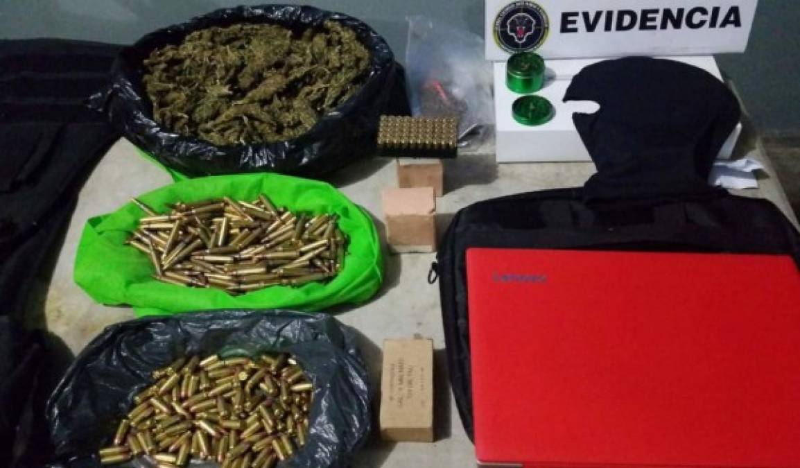 Los agentes de la Fuerza Nacional Antimaras y Pandillas presentaron la evidencia, entre las que había supuesta marihuana y municiones de grueso calibre.