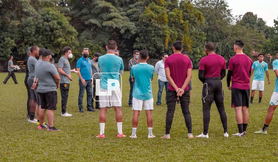 El exentrenador de equipos como Marathón y Olimpia dio una charla a sus nuevos jugadores.