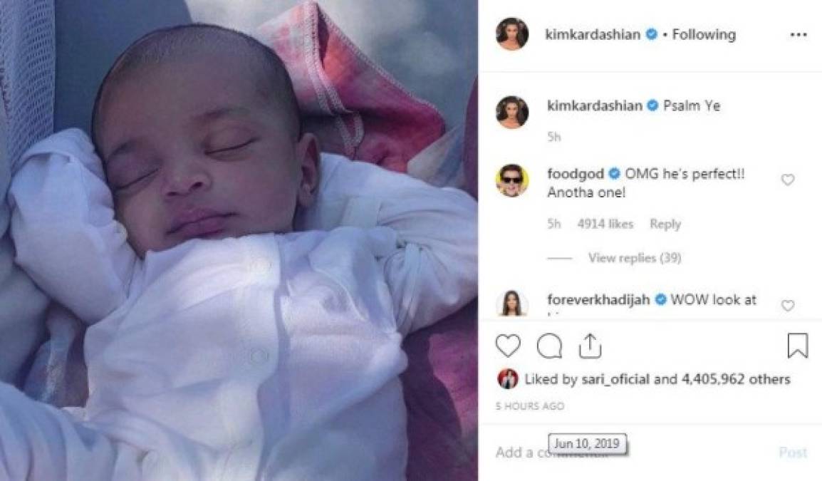 Kim Kardashian West compartió este lunes la primera foto que muestra el rostro de su cuarto hijo, Psalm West, nacido el pasado mayo. La celebridad publicó la imagen del bebé en su cuenta de Instagram acompañada del texto 'Salmo Ye'. Dejando la duda sobre si 'Ye' será el segundo nombre de su hijo, el apodo que el mismo Kanye West se ha dado. Aunque la estrella nunca ha compartido los nombres completos de sus otros tres hijos: North, Saint y Chicago. La famosa del clan Kardashian Jenner ya había compartido una foto del pequeño en el marco del día de las madres. La imagen, que fue borrada de las redes de Kim, era un conversación de la famosa con su marido, quien le había enviado la foto del pequeño junto al texto: 'Feliz día de las madres con la llegada de nuestro cuarto hijo. Somos bendecidos más allá de toda medida'.