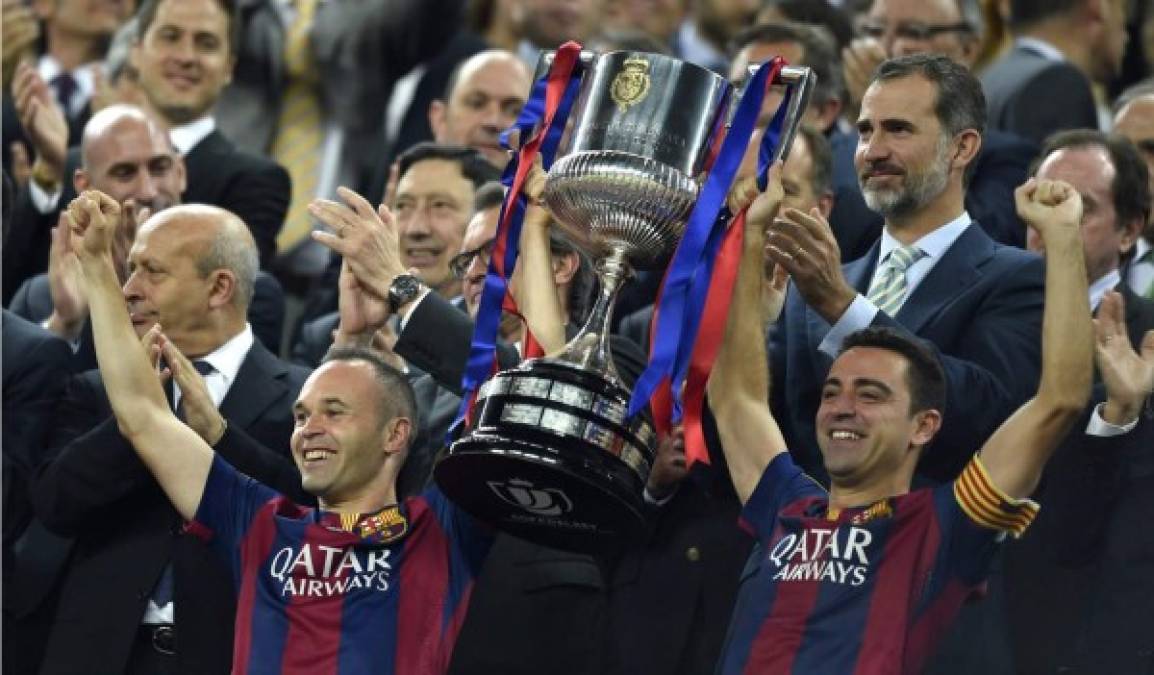 Xavi e Iniesta levantando la Copa.