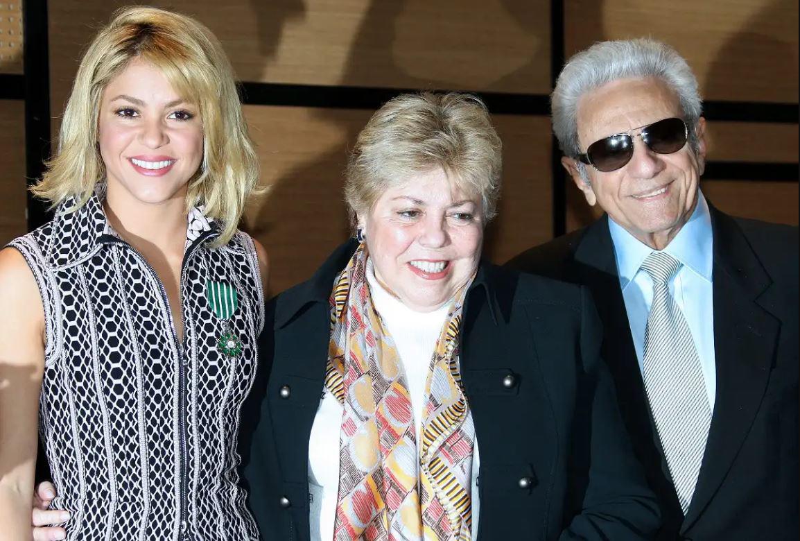 Shakira junto a sus padres Nidia Ripoll y William Mebarak.