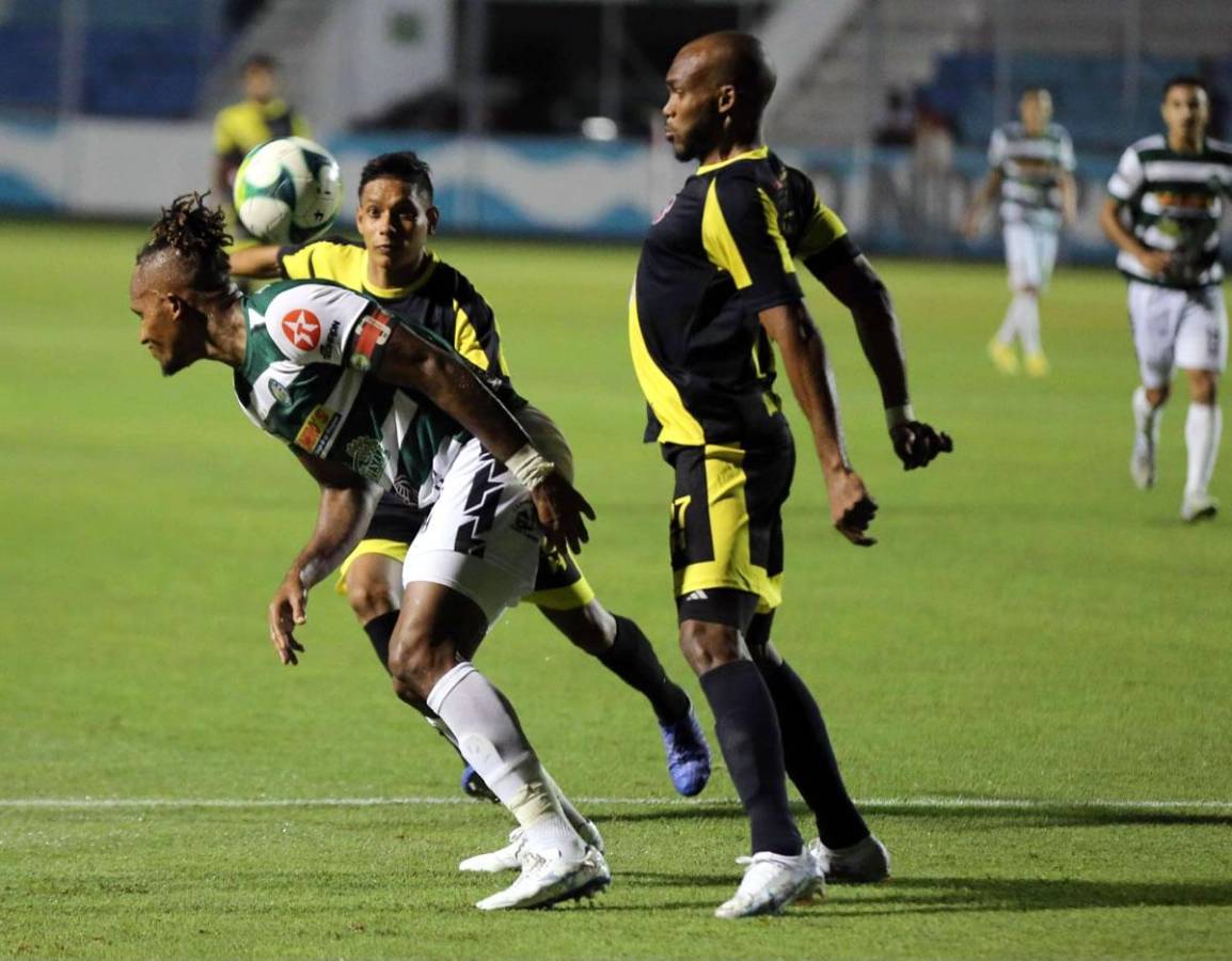 El delantero Georgie Welcome no pudo hacer su juego ofensivo frente a la férrea zaga del Génesis, que lo frenó.