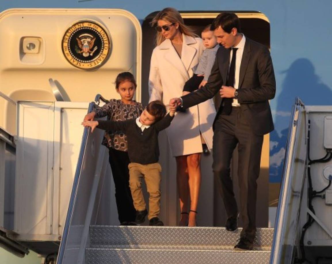 Ivanka Trump y su esposo, Jared Kushner, también viajaron a la Florida junto a sus hijos. La primera hija ha estado en el centro de la polémica luego de que una cadena de tiendas de lujo retirara su mercancía.