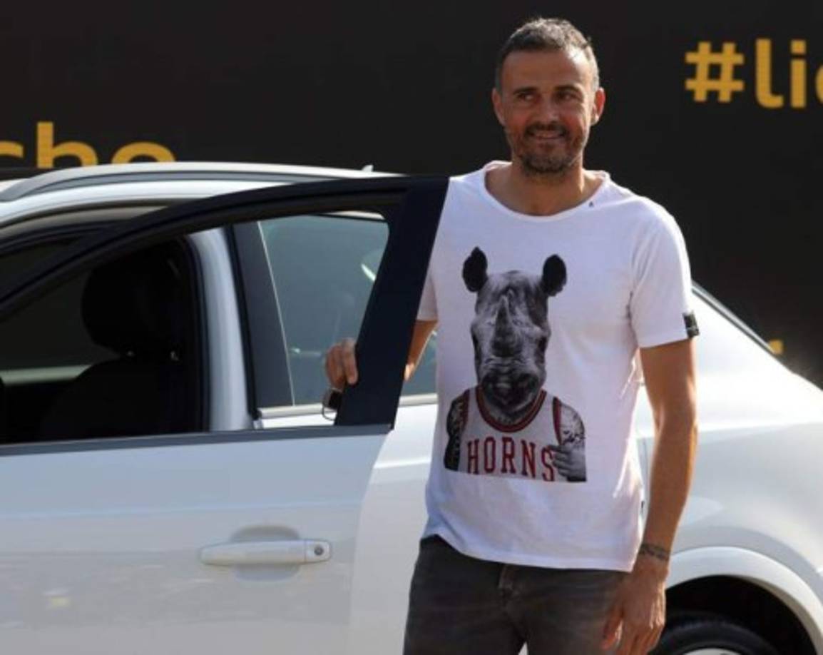 ALTERNATIVE CROP - Juventus' Portuguese forward Cristiano Ronaldo kisses the trophy at the end of the Italian Serie A football match Juventus vs Roma on August 1, 2020 at the Allianz stadium in Turin, Italy. (Photo by Isabella BONOTTO / AFP)