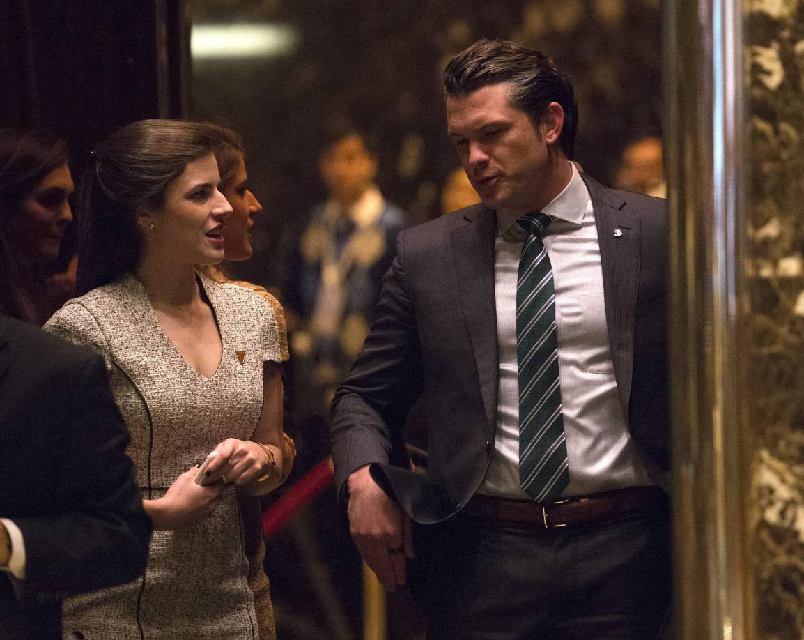 Hegseth, un veterano condecorado de las guerras de Irak y Afganistán, y graduado por la Universidad de Princeton, estará al frente del Pentágono y liderará a más de 1,3 millones de soldados activos. De igual modo, durante ocho años ha sido presentador en la cadena conservadora Fox y ha escrito el éxito de ventas ‘La guerra de los guerreros’.