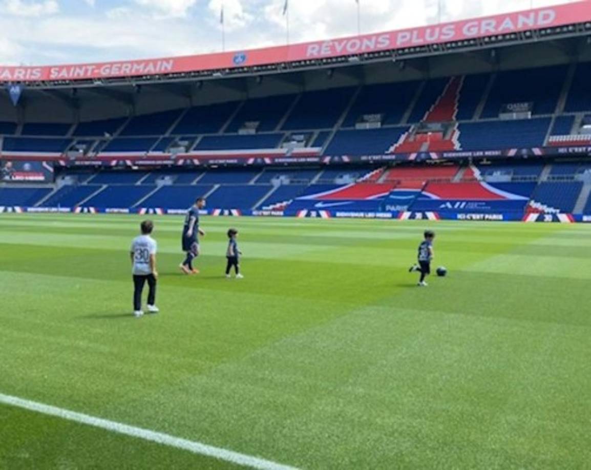 Messi tuvo un bonito 'regalo' con sus hijos. Después de la presentación, el futbolista argentino se puso a jugar con Thiago, Mateo y Ciro en la cancha del Parque de los Príncipes.