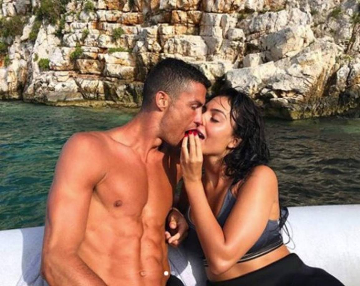 De momento, la mediática pareja continúa disfrutando de sus vacaciones tras la presentación oficial de CR7 en Turín.