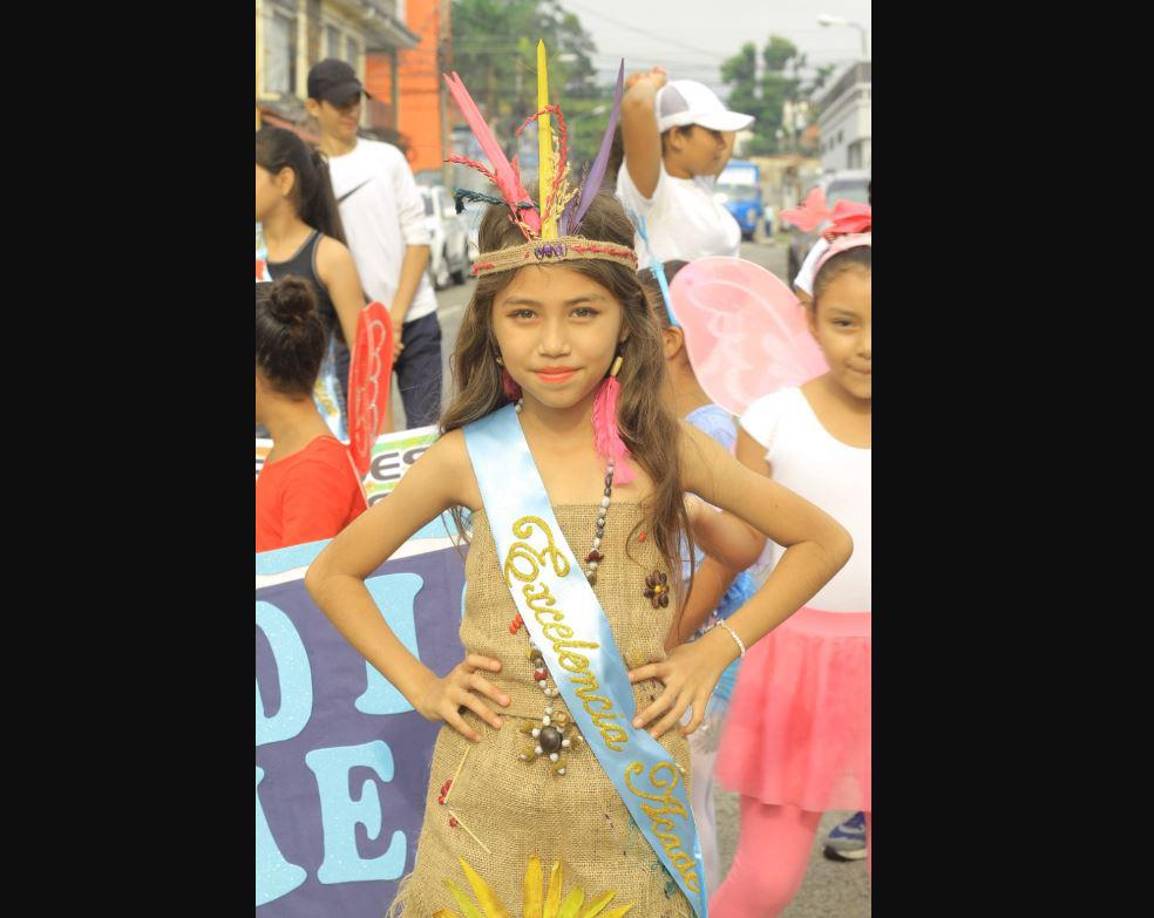 Sherlyn Paz, de cuarto grado, desfiló como India bonita de la escuela Ramón Rosa.