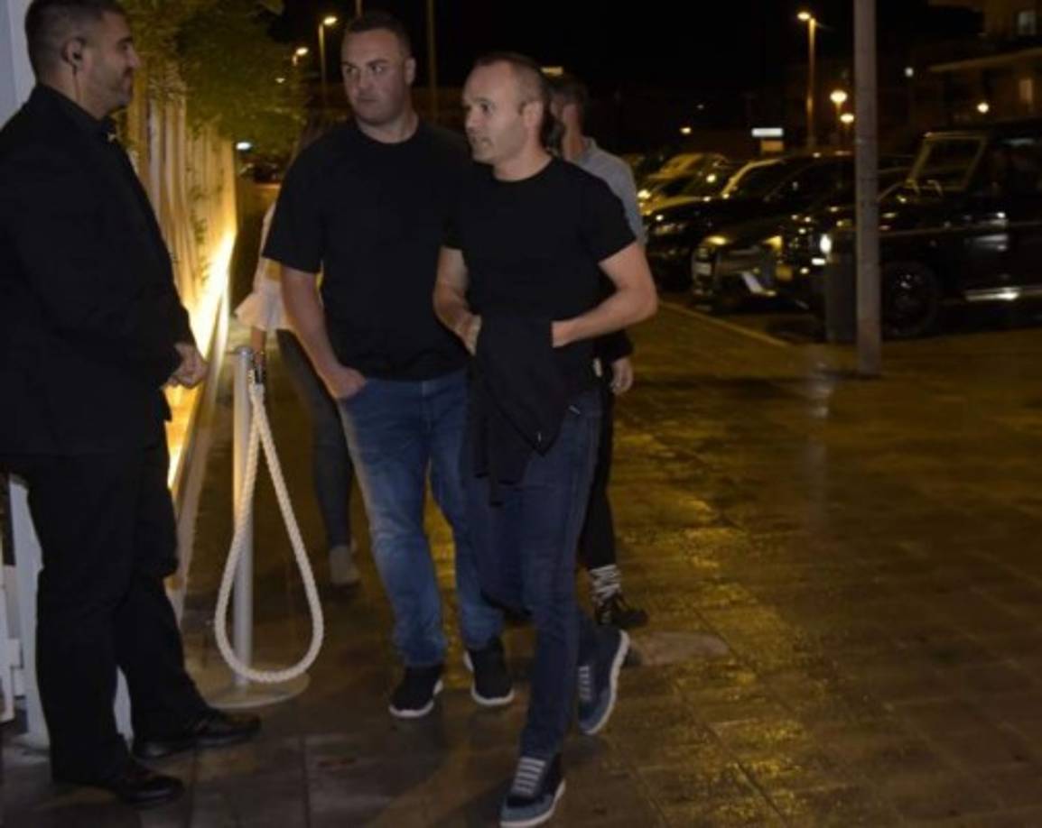 Andrés Iniesta al entrar al restaurante.