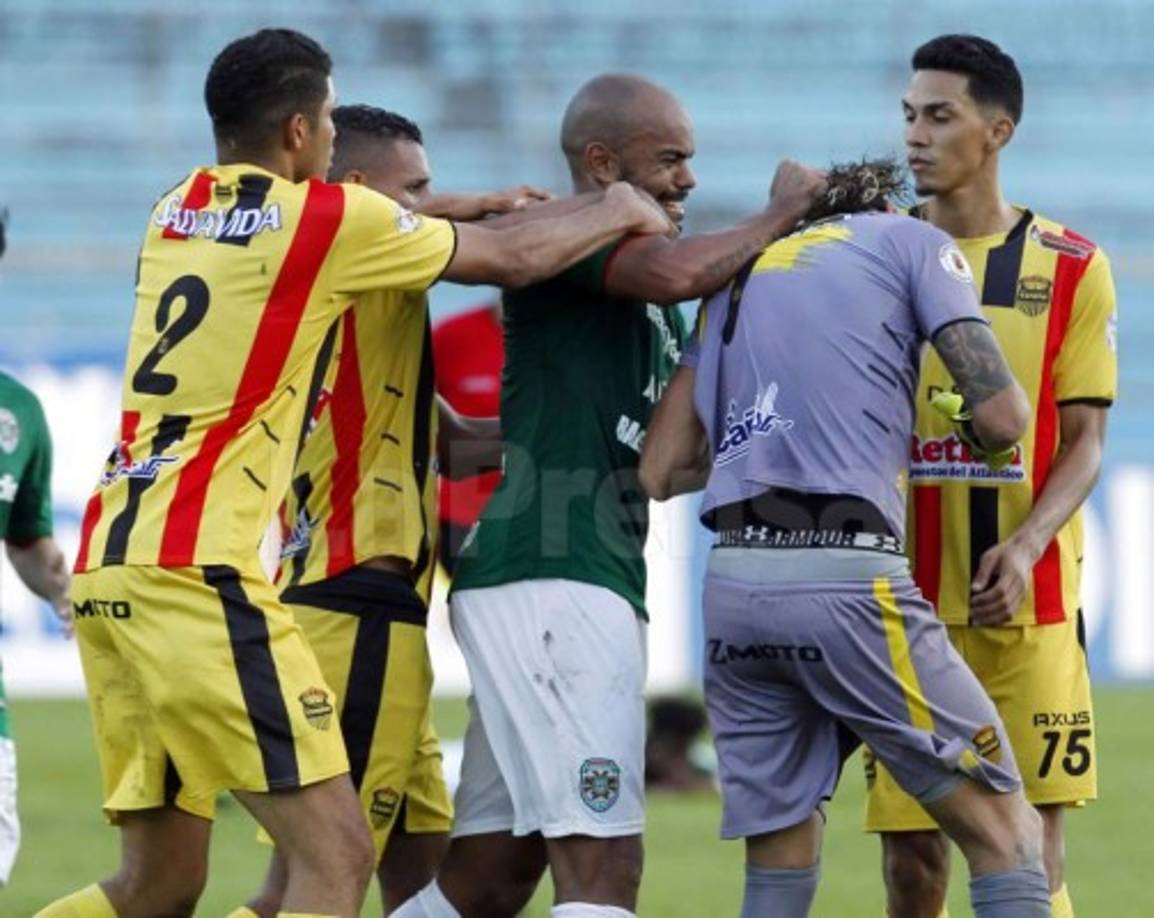 Caue Fernandes agarró del pelo a Kevin Hernández.