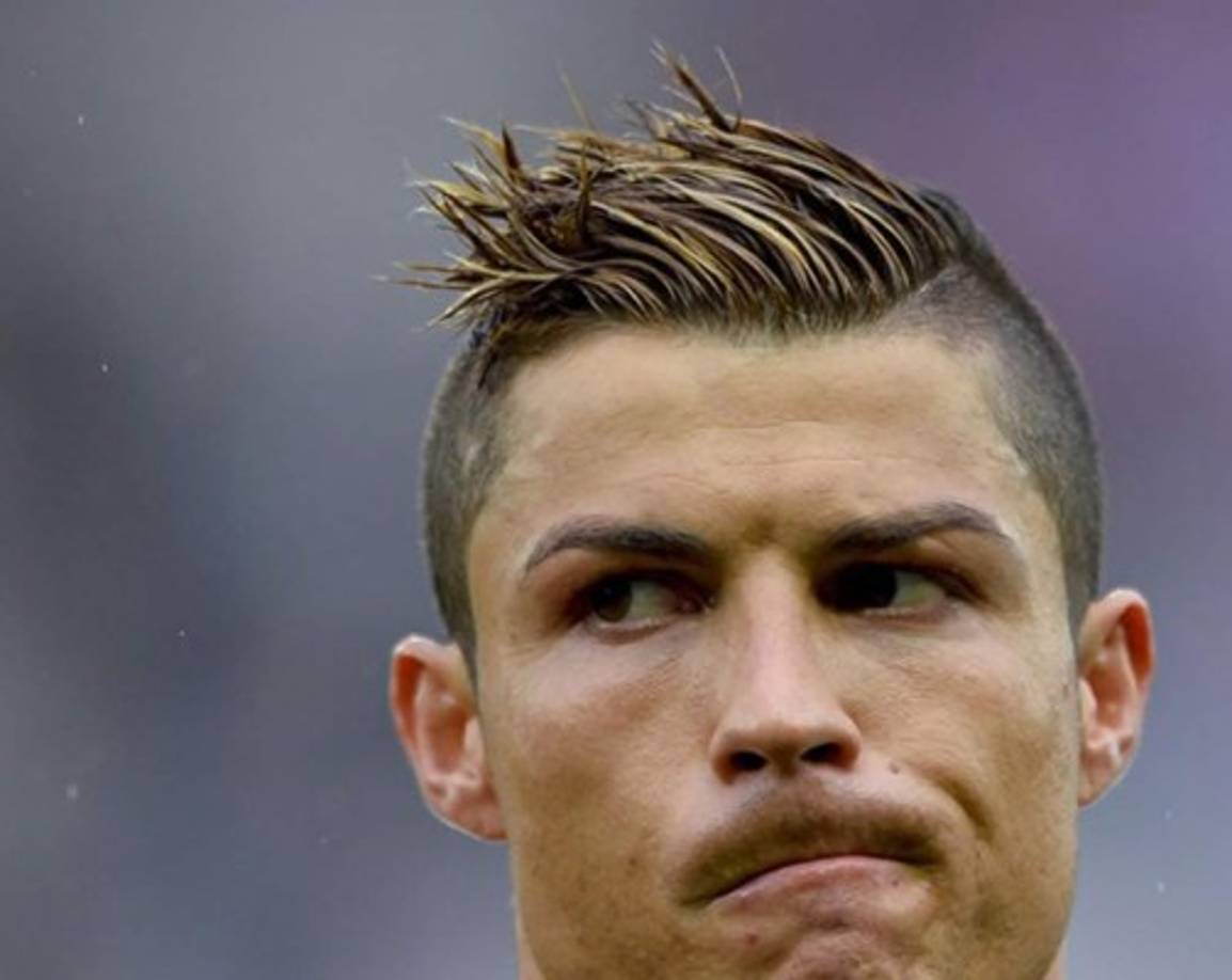 Durante el descanso del partido, 'CR7' aprovecha para cambiarse la raya del pelo de lado.