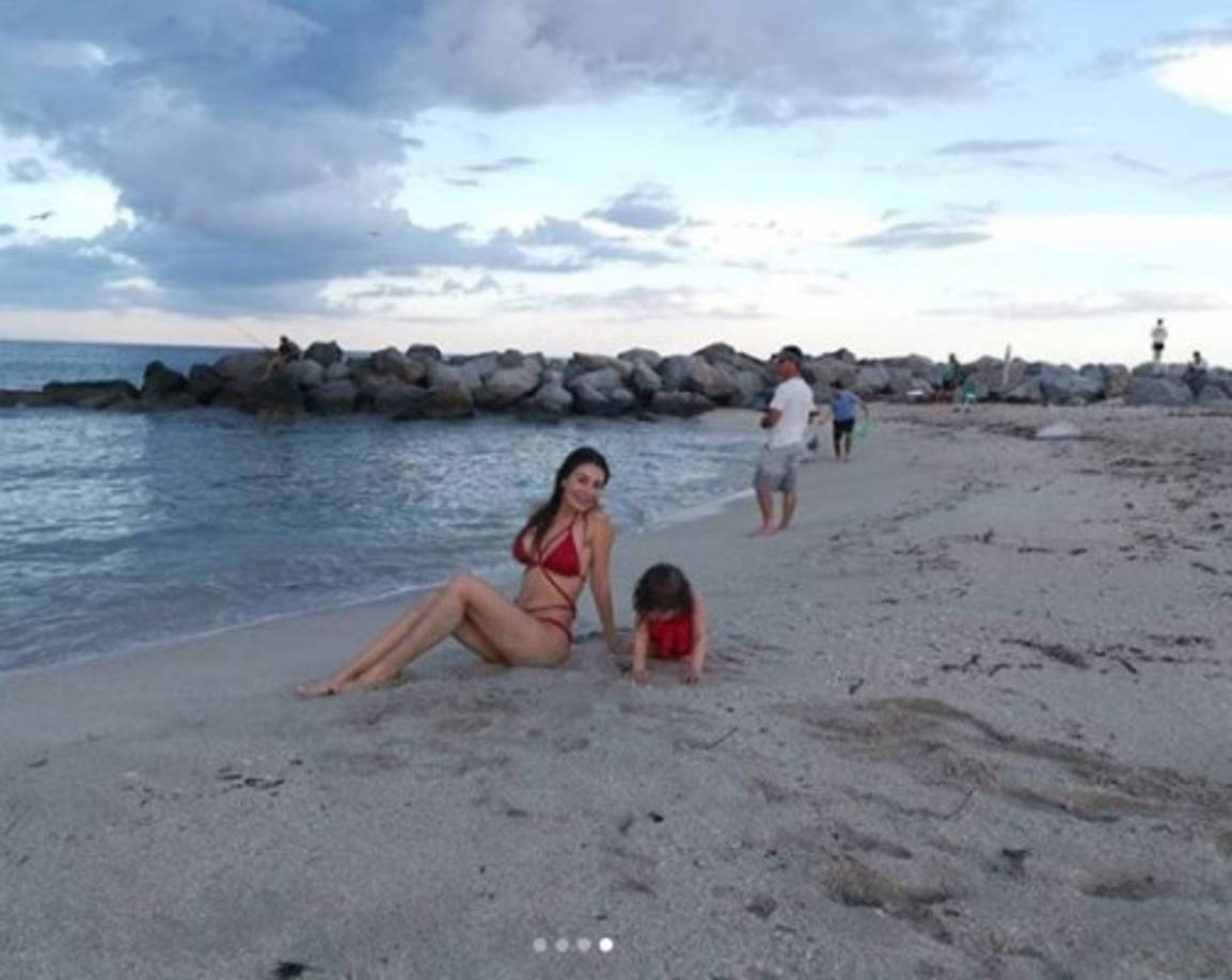 Aquí aparecen posando madre e hija disfrutando de la belleza de Roatán.