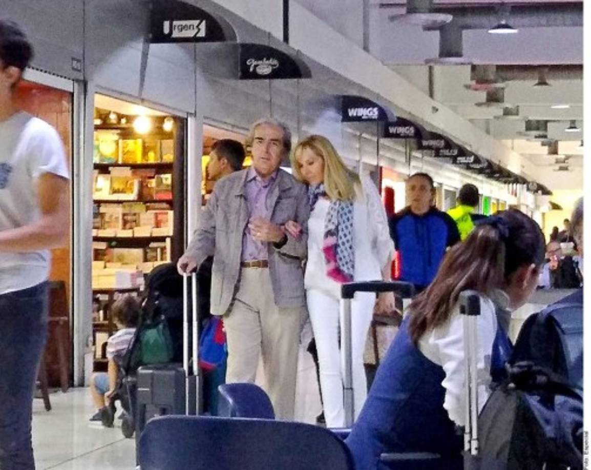 La foto de Lorenzo Lazo llevando del brazo a Cristina Rivera Torres, con la que ha desatado los rumores que se ha dado una nueva oportunidad en el amor a cinco meses de la muerte de Edith González.