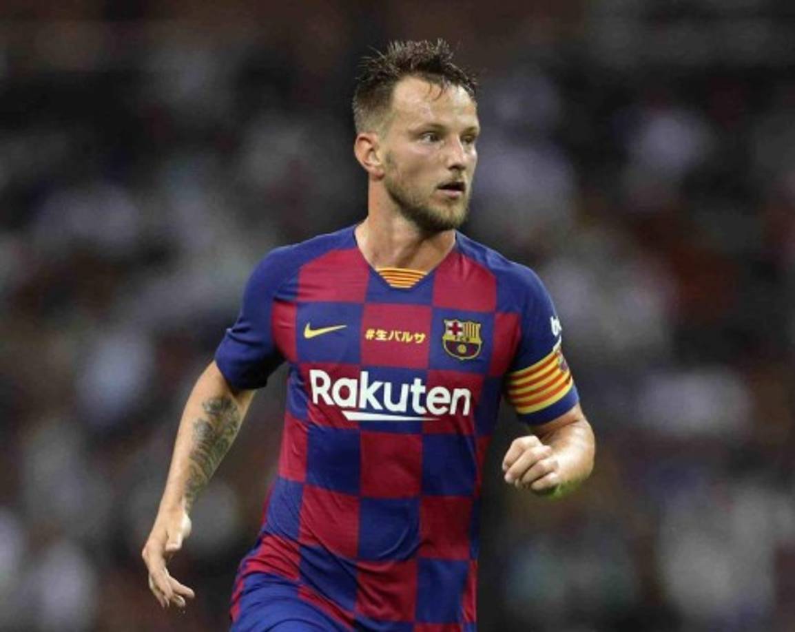 Según informa Sport, la directiva del Barcelona ha citado al representante del jugador croata Ivan Rakitic, Arturo Canales, para hablar de su futuro. El mediocampista sólo tiene contrato hasta 2021 y el Barça quiere buscarle una salida aunque la idea del futbolista pasa por volver al Sevilla, que sólo podría permitirse un fichaje a coste cero o por una cantidad inferior a la que quieren recaudar, de momento, en las oficinas del Camp Nou.