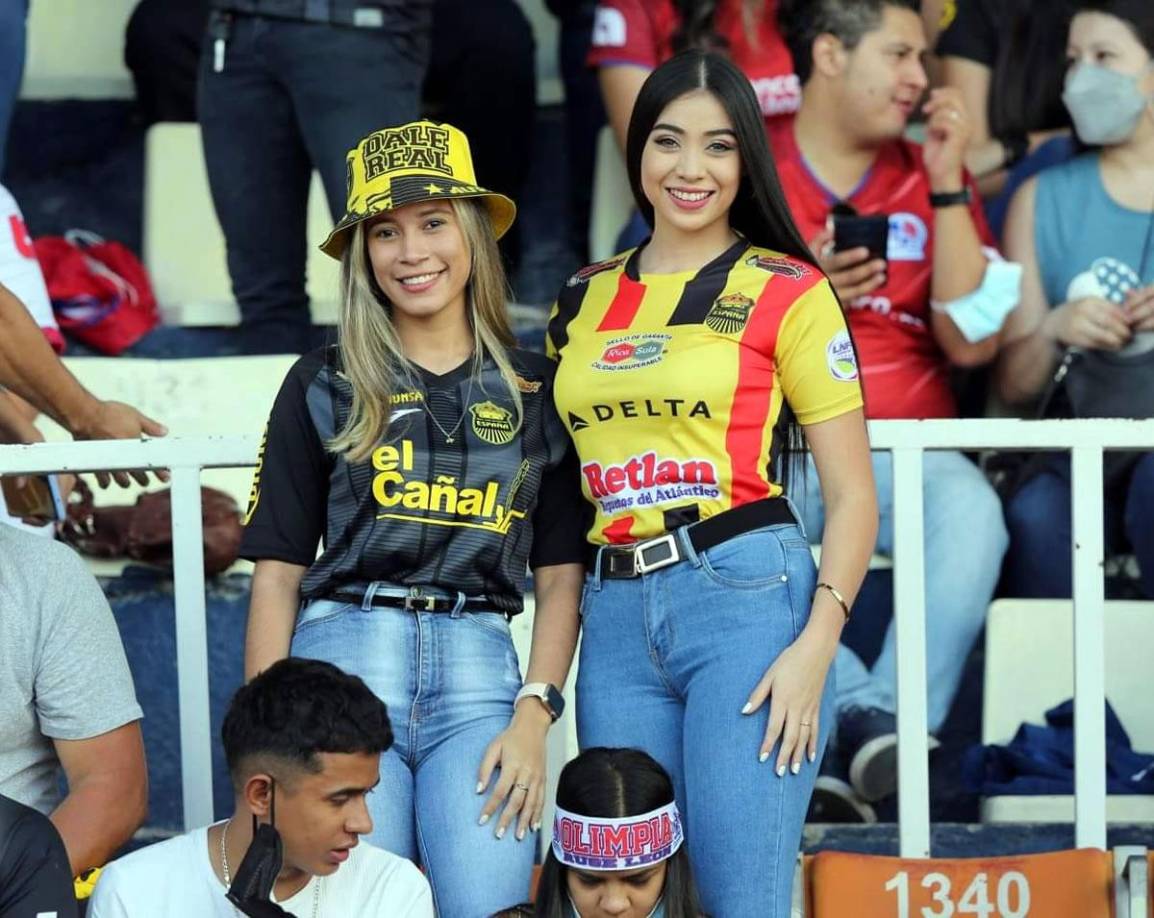 Dos guapas seguidoras del Real España en el sector de silla del Nacional.