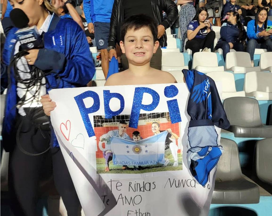 El hijo de Jonathan Rougier sorprendió a su papá con esta bonita pancarta en el partido contra el Marathón.