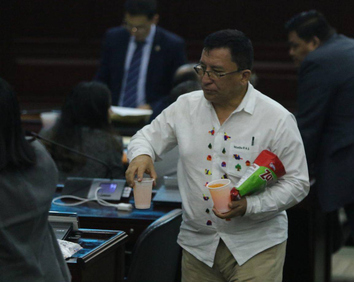 Con los nuevos magistrados del Supremo se pone fin al bipartidismo que durante un siglo también ejercieron los tradicionales partidos Nacional y Liberal.