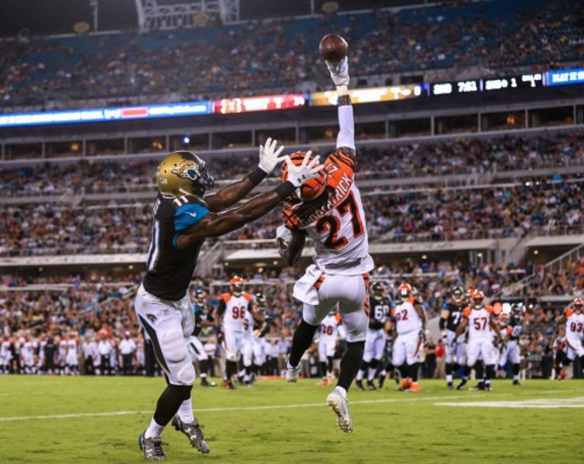 FÚTBOL AMERICANO. Atrapada. Dre Kirkpatrick # 27 de los Bengalíes de Cincinnati rompe un pase dirigido a Marqise Lee de los Jaguares de Jacksonville.