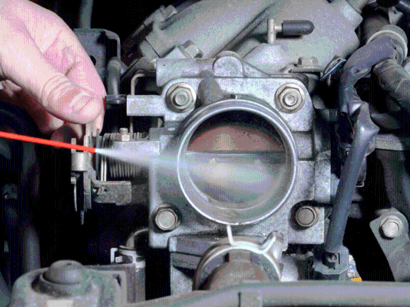 El cuerpo de aceleración del automotor bloquea su normal desarrollo cuando se obstruye por acumulación de hollín. Un chequeo regular resuelve el problema.