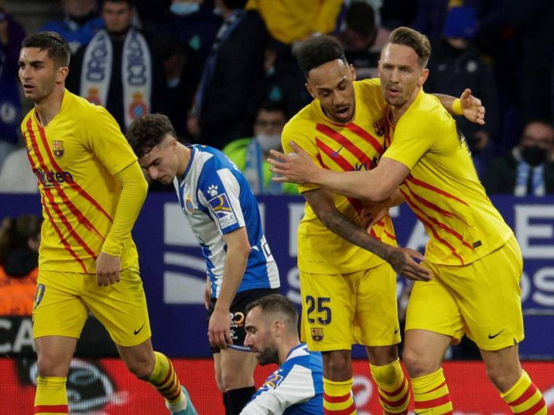 Luuk de Jong fue felicitado por sus compañeros tras anotar el 2-2 del Barcelona en campo del Espanyol.