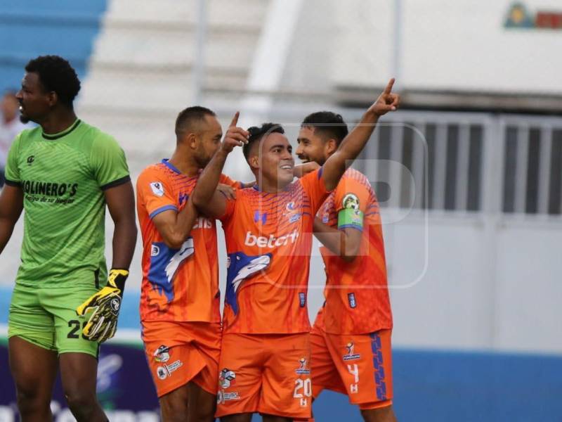 Luis Argeñal celebrando su lindo gol marcado en el estadio Nacional Chelato Uclés.