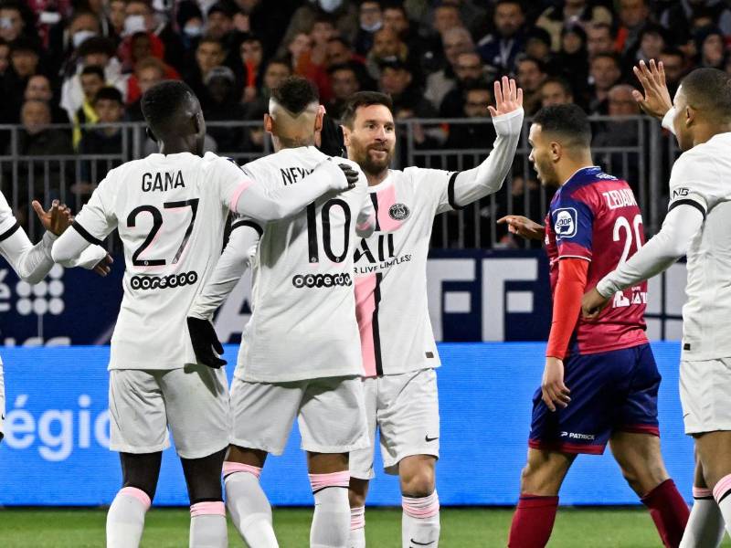 Jugadores del PSG celebrando el golazo de Kylian Mbappé. Foto Twitter PSG.