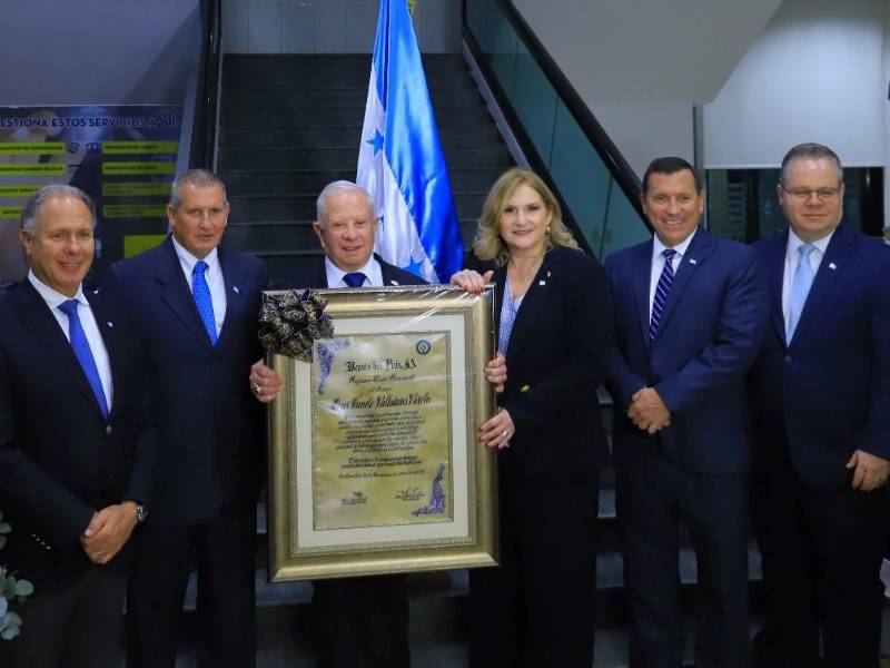 Don Roger Valladares fue elogiado por su gran trayectoria empresarial.