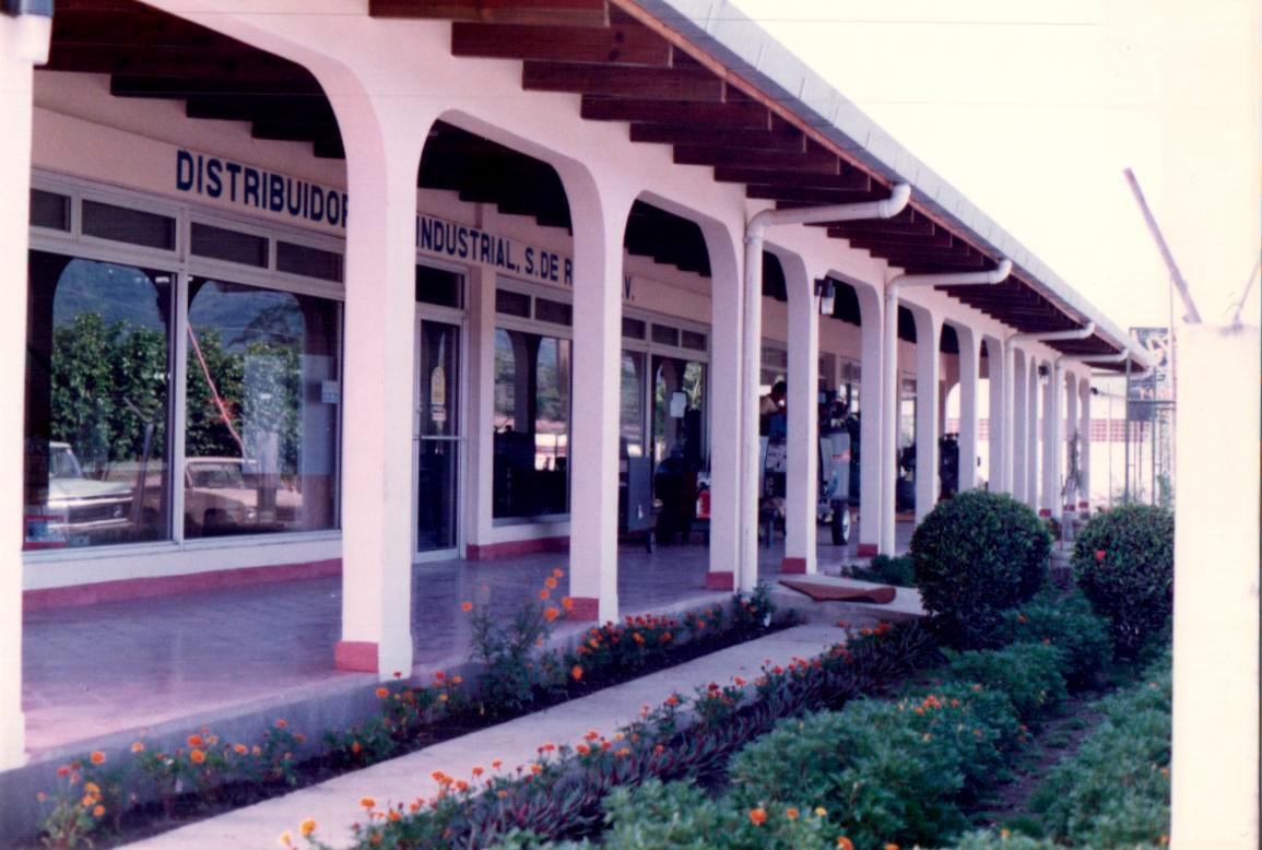 Distribuidora Industrial en sus inicios, foto de 1979.