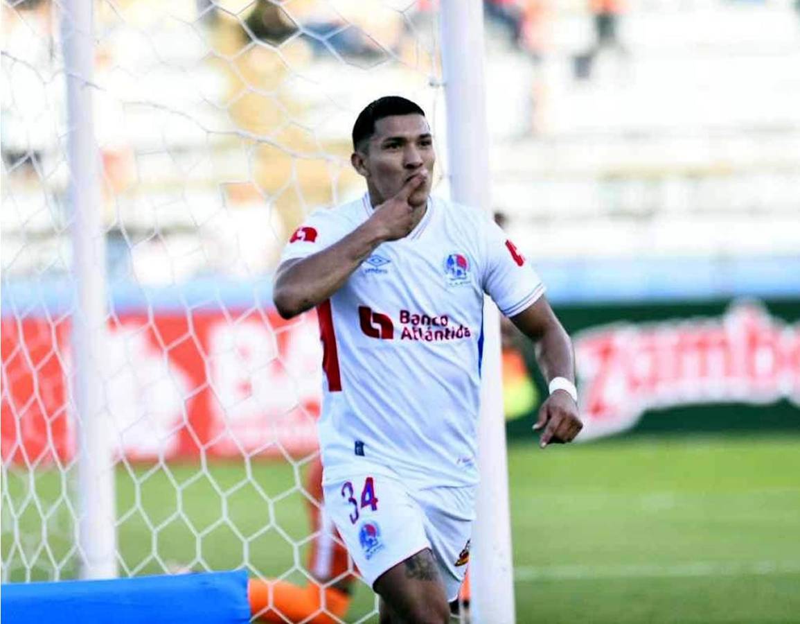 Kevin López celebrando su gol que puso en ventaja al Olimpia.