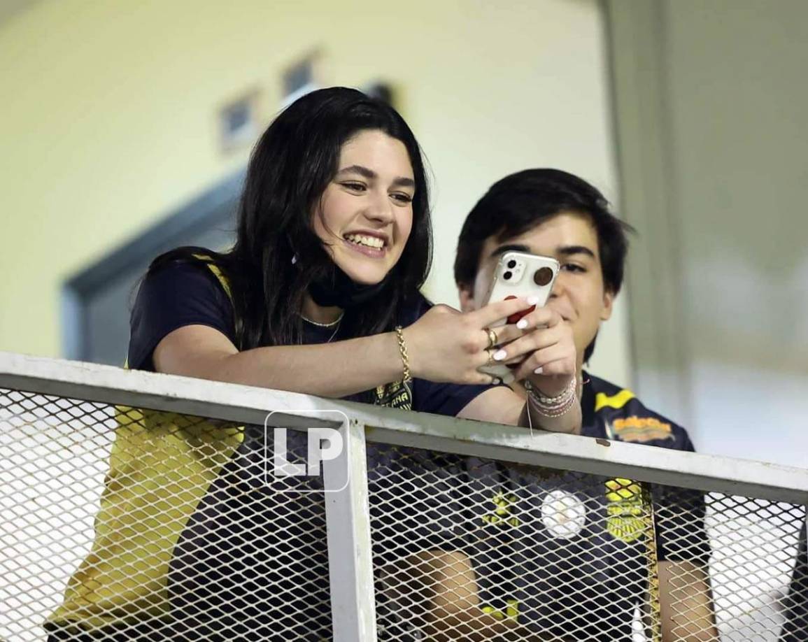 Aficionadas del Real España estuvieron pendientes del celular antes del inicio del Clásico ante Olimpia.