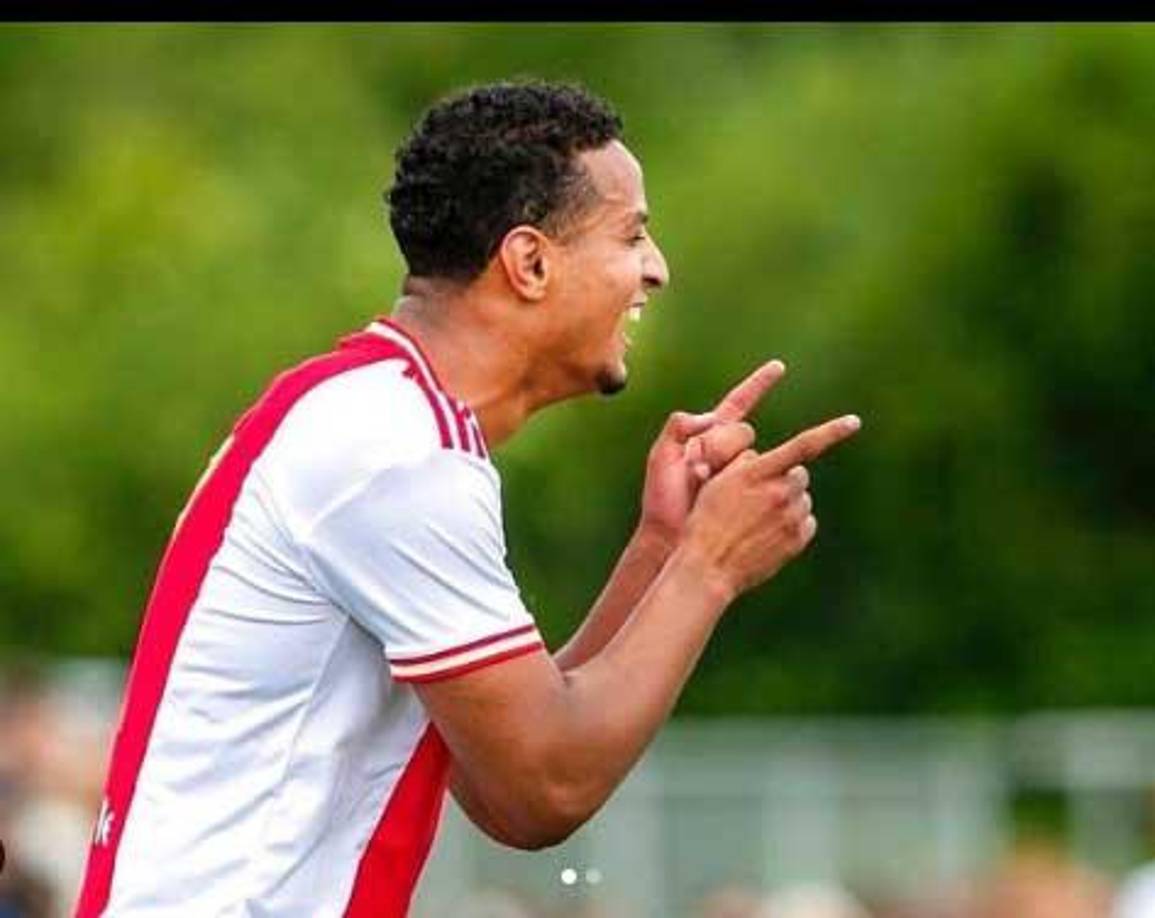  “Los celos están en el aire. Afortunadamente, el auto es fácilmente reemplazable”, publicó el centrocampista ofensivo que milita en el Ajax de Países Bajos.