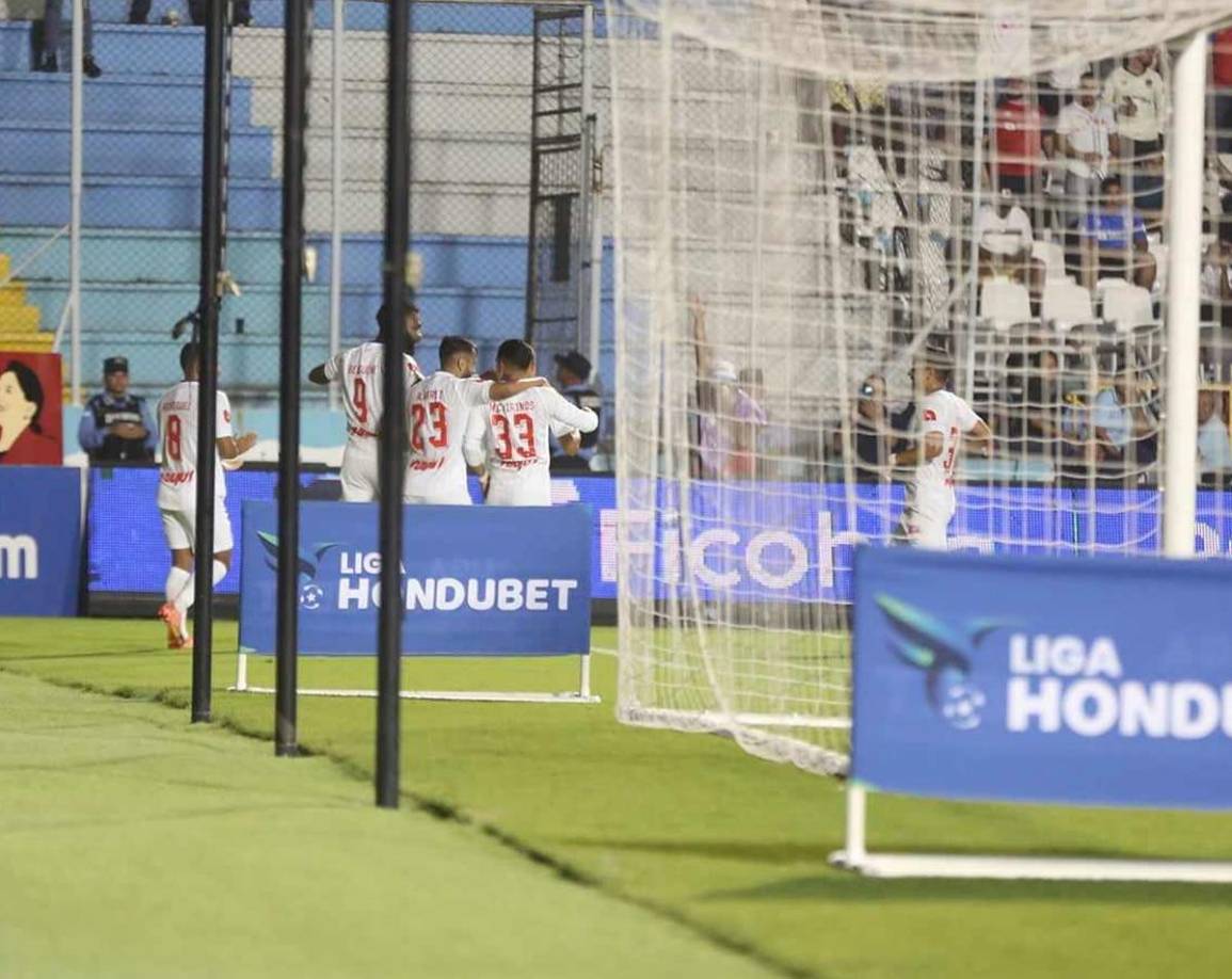 Los jugadores del Olimpia le dedicaron el gol a Demetri Gordon. Celebraron con la mirada al cielo.