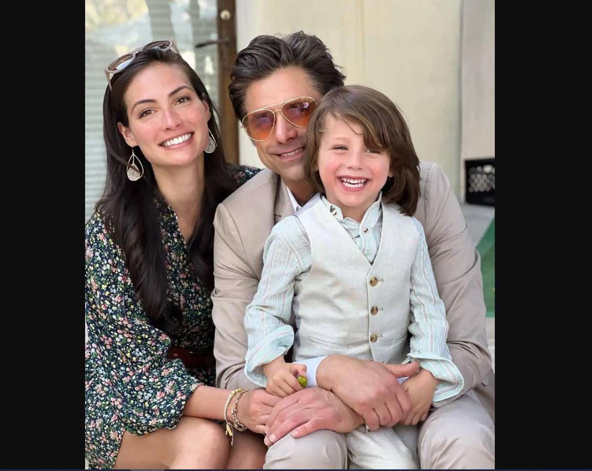John Stamos mantiene una relación amorosa con la también actriz y modelo Caitlin McHugh Stamos, de 37 años, desde 2016. Se conocieron en un rodaje en 2011 y volvieron a coincidir años después. Se casaron a principios de 2018 y ese año, en abril, dieron la bienvenida a su único hijo, un niño llamado Billy, que ahora tiene cinco años.