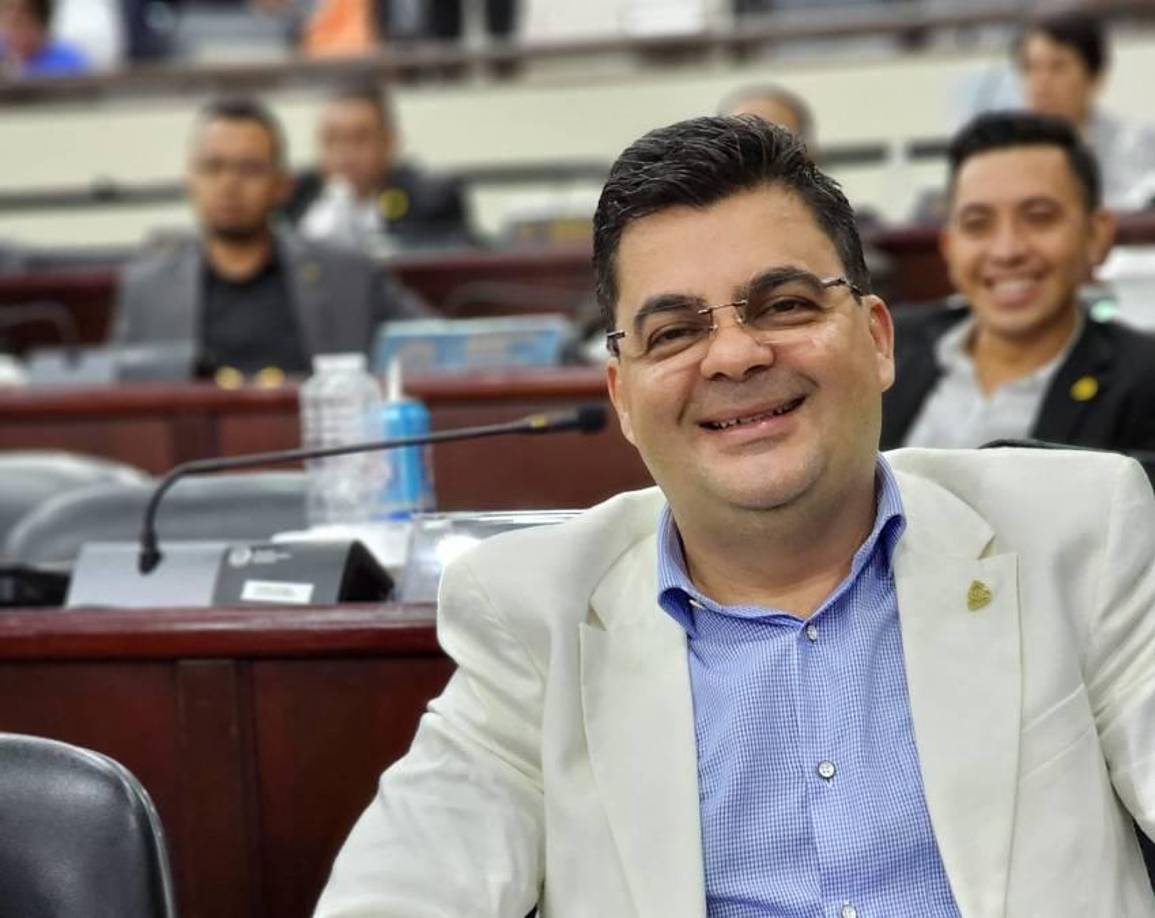 Hasta hace pocos meses era sabido que Eliud Girón formaba parte del grupo denominado “Los Calixtos”, que apoyan al diputado Jorge Cálix, quien en enero de 2022, protagonizó una disputa política por la presidencia del Congreso Nacional, razón que fue calificada como “traición” por parte de los máximos liderazgos del partido en el poder, que ya tenían un preacuerdo para que Luis Redondo asumiera dicho cargo. 