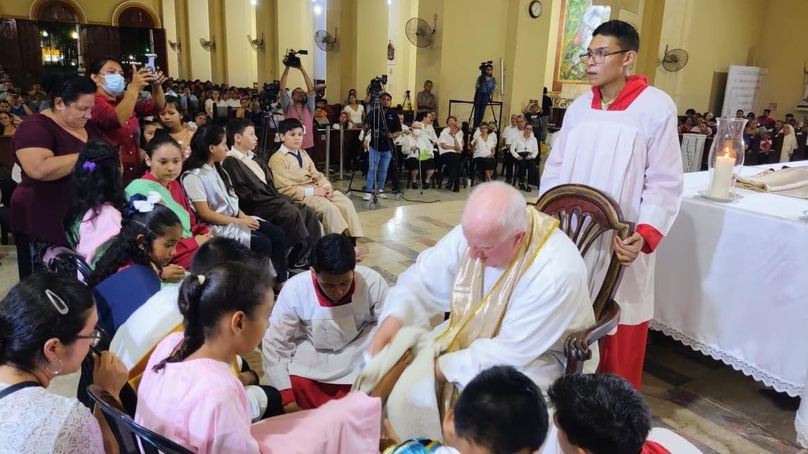 Arzobispo Lenihan lava los pies a 12 niños en señal de humildad y amor al prójimo