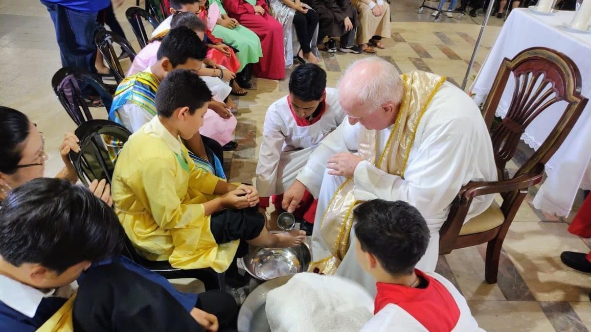 Arzobispo Lenihan lava los pies a 12 niños en señal de humildad y amor al prójimo